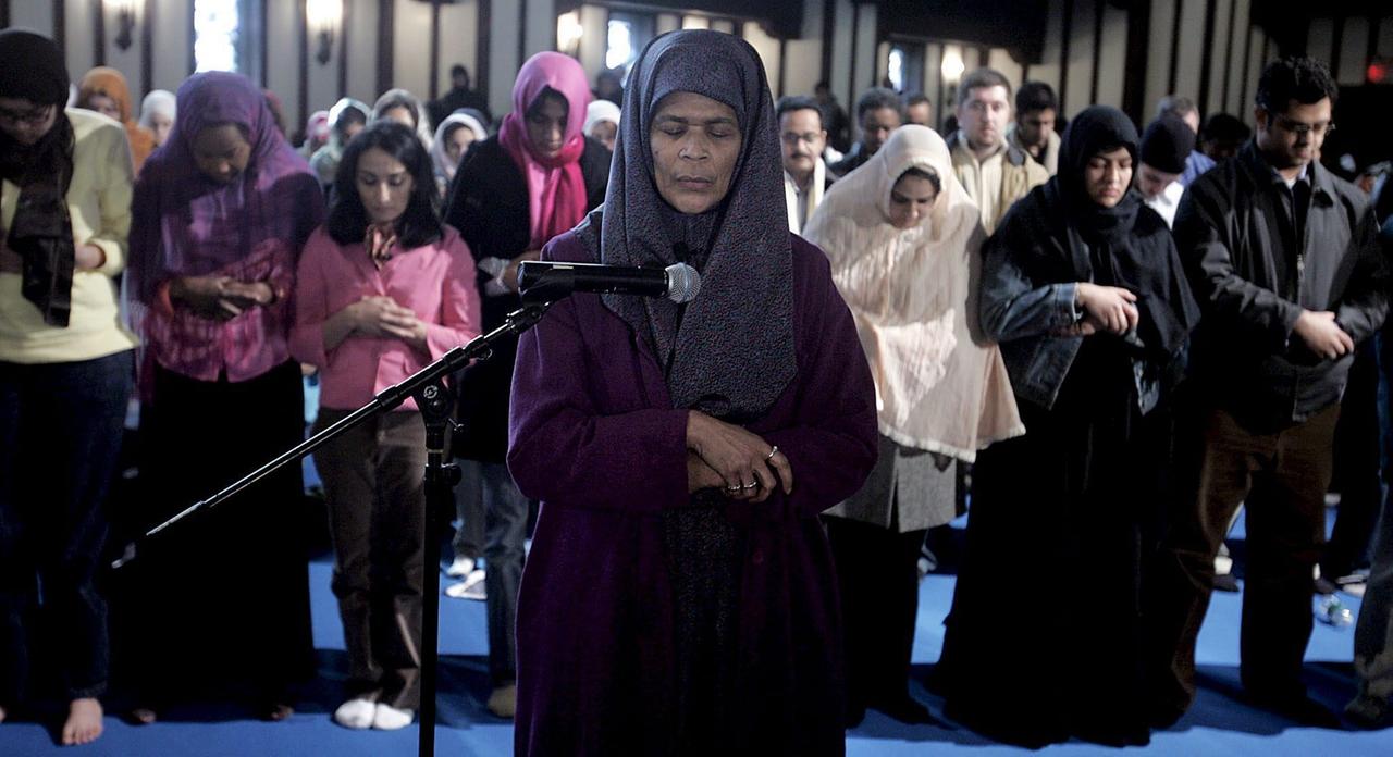Dr. Amina Wadud, Professorin für islamische Studien, leitet in New York City einen nach Geschlechtern gemischten muslimischen Gebetsgottesdienst im Synodenhaus auf dem Gelände der Kirche St. John the Divine.