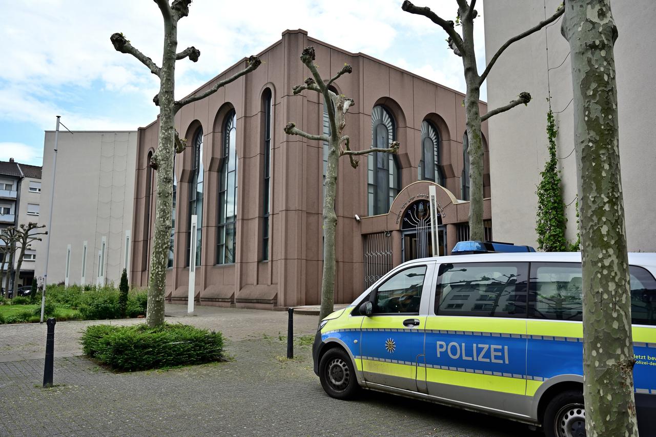 Die Synagoge der jüdischen Gemeinde in Mannheim. Davor steht zu ihrem Schutz ein Polizeiwagen. 