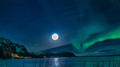 Vollmond bei grünem Polarlicht. 