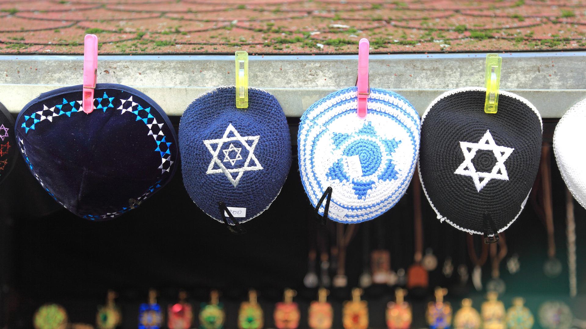 Jüdische Kopfbedeckung, Kippa oder Kappel hängen auf einer Leine.