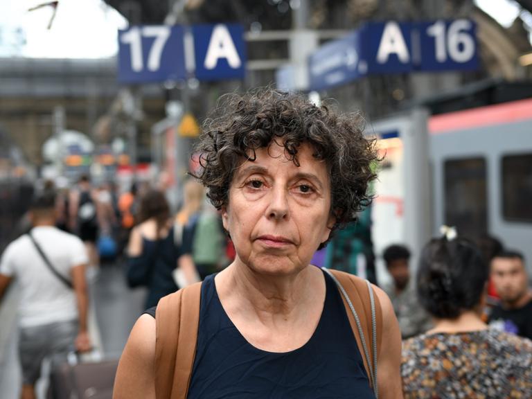 Die Schriftstellerin Esther Dischereit, Kuratorin der Ausstellung «Wer war Fritz Kittel?» auf dem Frankfurter Hauptbahnhof. 