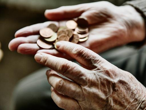 Die Hände einer alten Frau zählen Centmünzen ab Die Hände einer alten Frau zählen Centmünzen ab