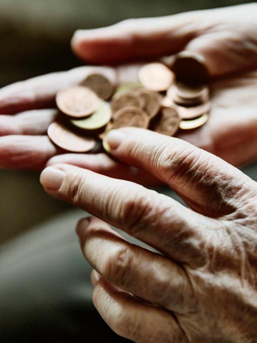 Die Hände einer alten Frau zählen Centmünzen ab Die Hände einer alten Frau zählen Centmünzen ab