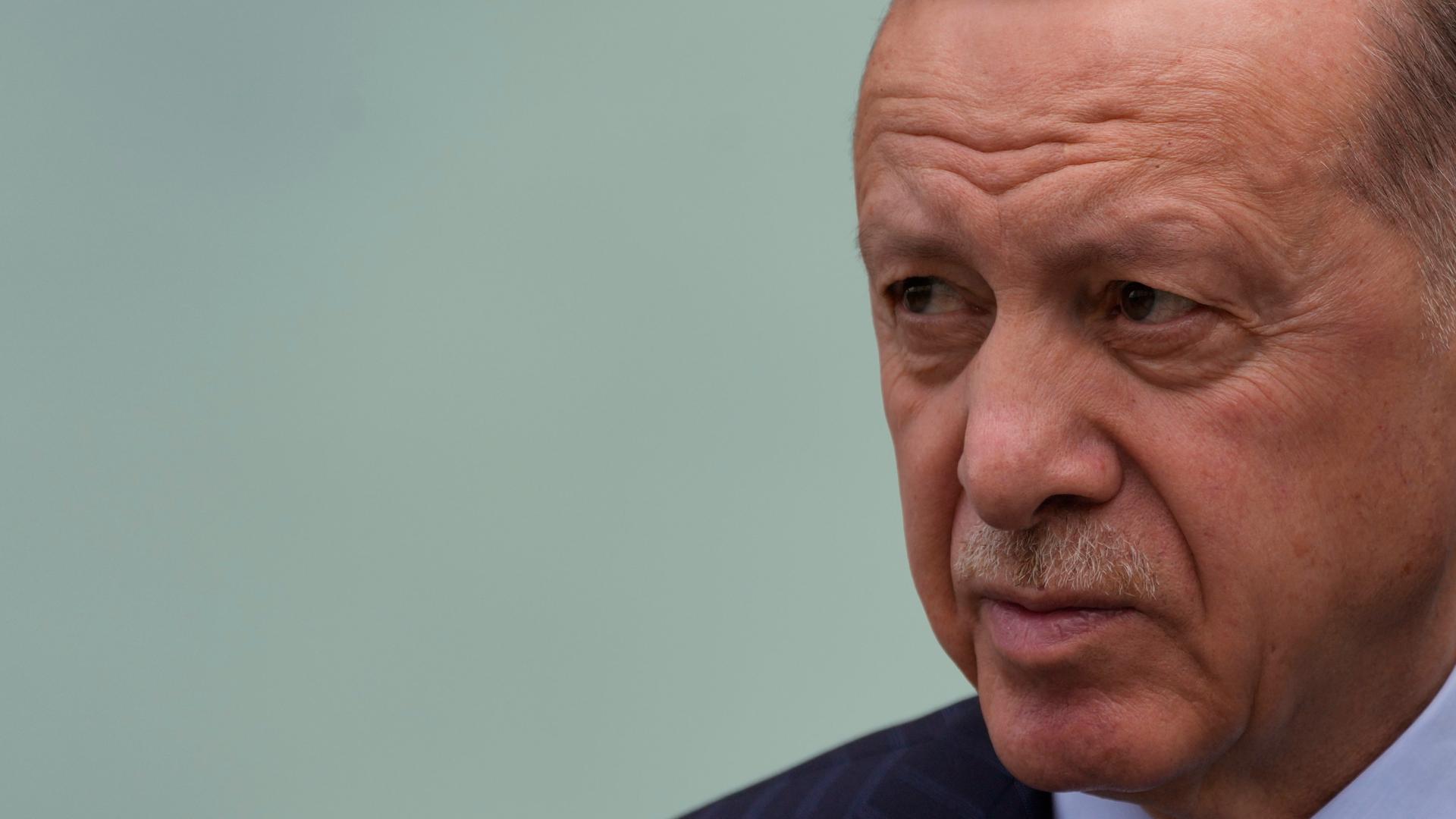 Der türkische Präsident Recep Tayyip Erdogan spricht am Freitag, den 3. Mai 2024 bei einer Pressekonferenz.