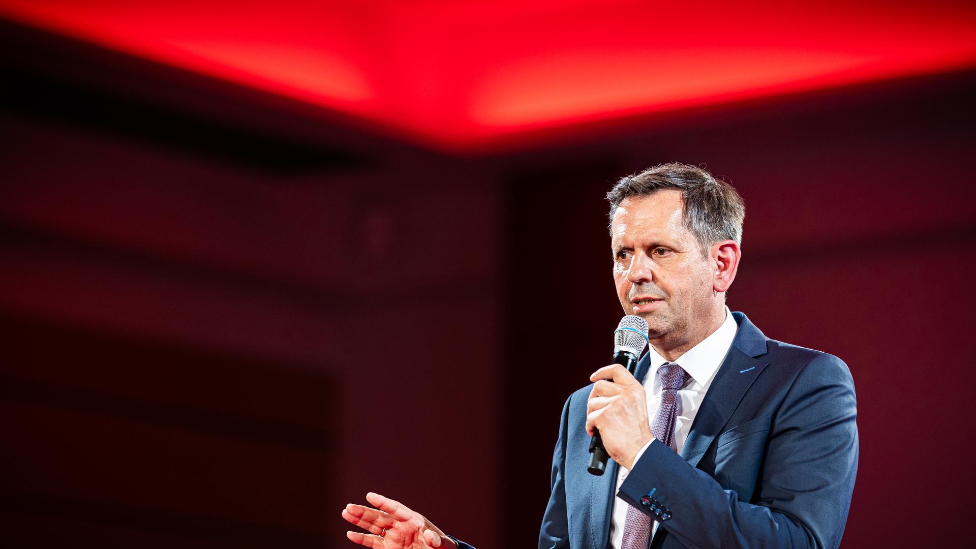 Olaf Lies (SPD), designierter Ministerpräsident von Niedersachsen, spricht beim Sonderparteitag der SPD Niedersachsen. Olaf Lies (SPD), designierter Ministerpräsident von Niedersachsen, spricht beim Sonderparteitag der SPD Niedersachsen.