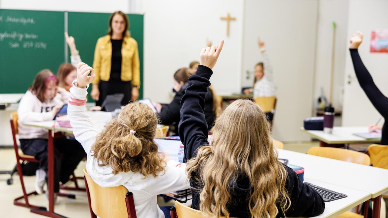 Schülerinnen einer sechsten Klasse melden sich in einem Klassenraum an der Maria-Ward-Realschule in Schrobenhausen (Bayern) während einer Unterrichtsstunde.