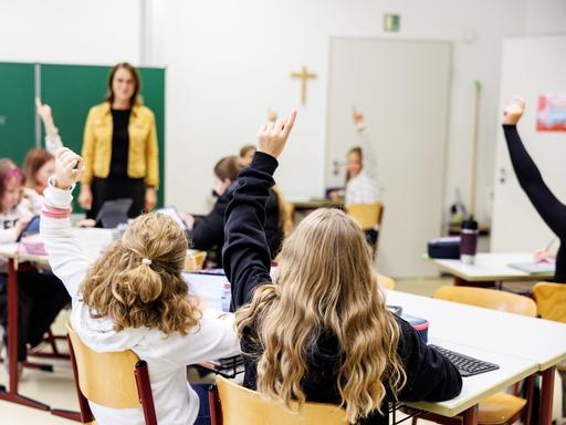 Schülerinnen einer sechsten Klasse melden sich in einem Klassenraum an der Maria-Ward-Realschule in Schrobenhausen (Bayern) während einer Unterrichtsstunde. Schülerinnen einer sechsten Klasse melden sich in einem Klassenraum an der Maria-Ward-Realschule in Schrobenhausen (Bayern) während einer Unterrichtsstunde.