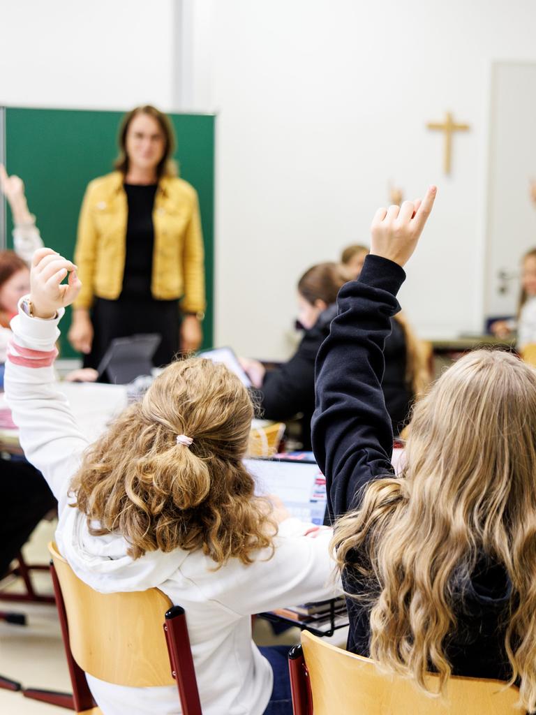 Schülerinnen einer sechsten Klasse melden sich in einem Klassenraum an der Maria-Ward-Realschule in Schrobenhausen (Bayern) während einer Unterrichtsstunde. Schülerinnen einer sechsten Klasse melden sich in einem Klassenraum an der Maria-Ward-Realschule in Schrobenhausen (Bayern) während einer Unterrichtsstunde.