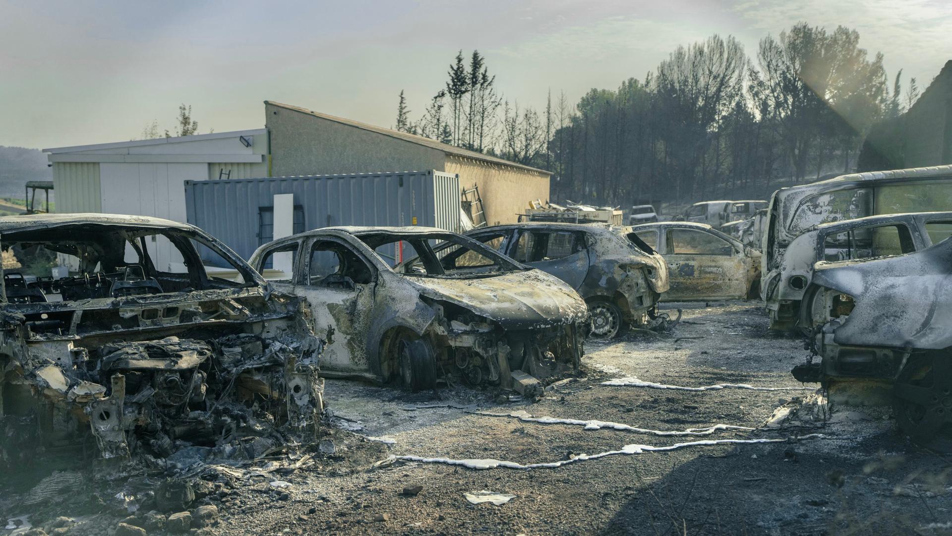Mehrere verbrannte Autowracks nach einem Waldbrand in Südfrankreich.