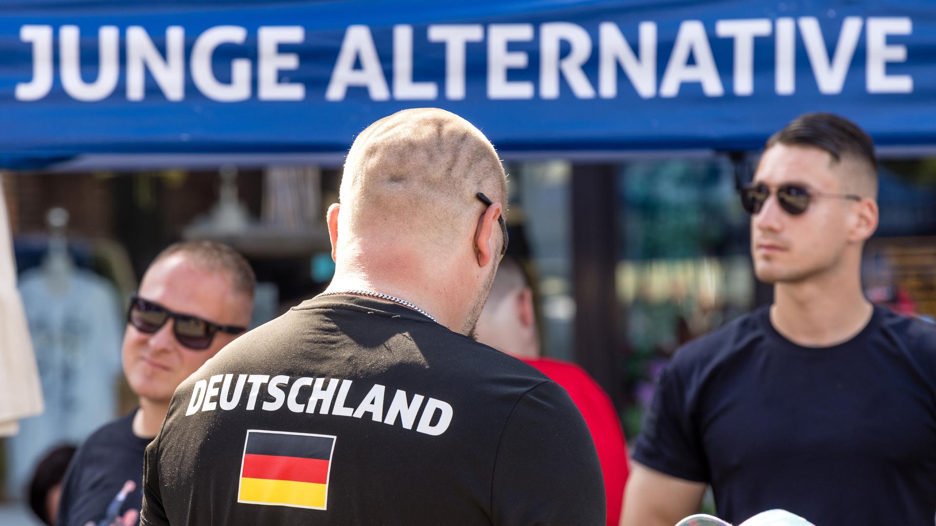 Ein Mann steht bei einer Wahlkampfveranstaltung der AfD Brandenburg in Cottbus am Stand der Jungen Alternative, der Nachwuchsorganisation der AfD.