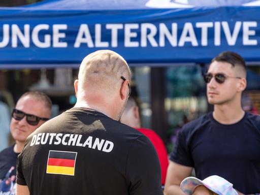 Ein Mann steht bei einer Wahlkampfveranstaltung der AfD Brandenburg in Cottbus am Stand der Jungen Alternative, der Nachwuchsorganisation der AfD.