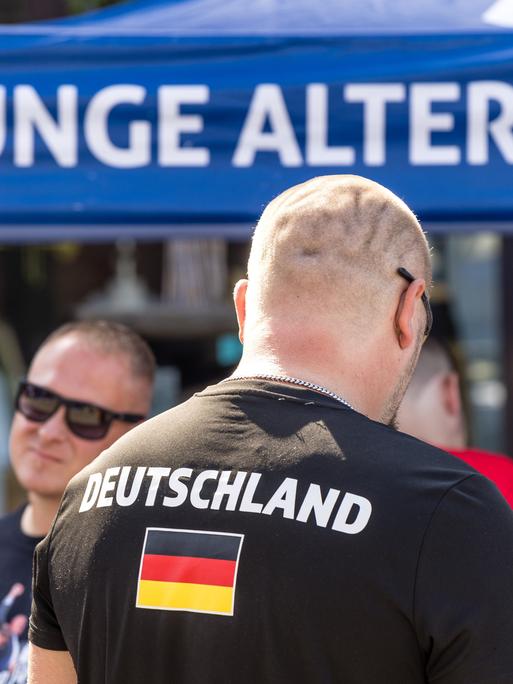 Ein Mann steht bei einer Wahlkampfveranstaltung der AfD Brandenburg in Cottbus am Stand der Jungen Alternative, der Nachwuchsorganisation der AfD.