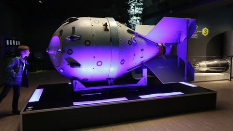 Eine Nachbildung der ersten sowjetischen Atombombe in einer Ausstellung in Moskau.