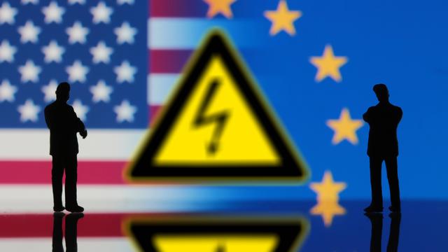 Nachdenkliche Miniatur-Figuren stehen vor den Flaggen der USA und EU Europäischen Union und einem Warnschild Achtung Hochspannung