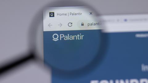 Eine Lupe vergrößert den Schriftzug "Palantir", der auf einer Website angezeigt wird.