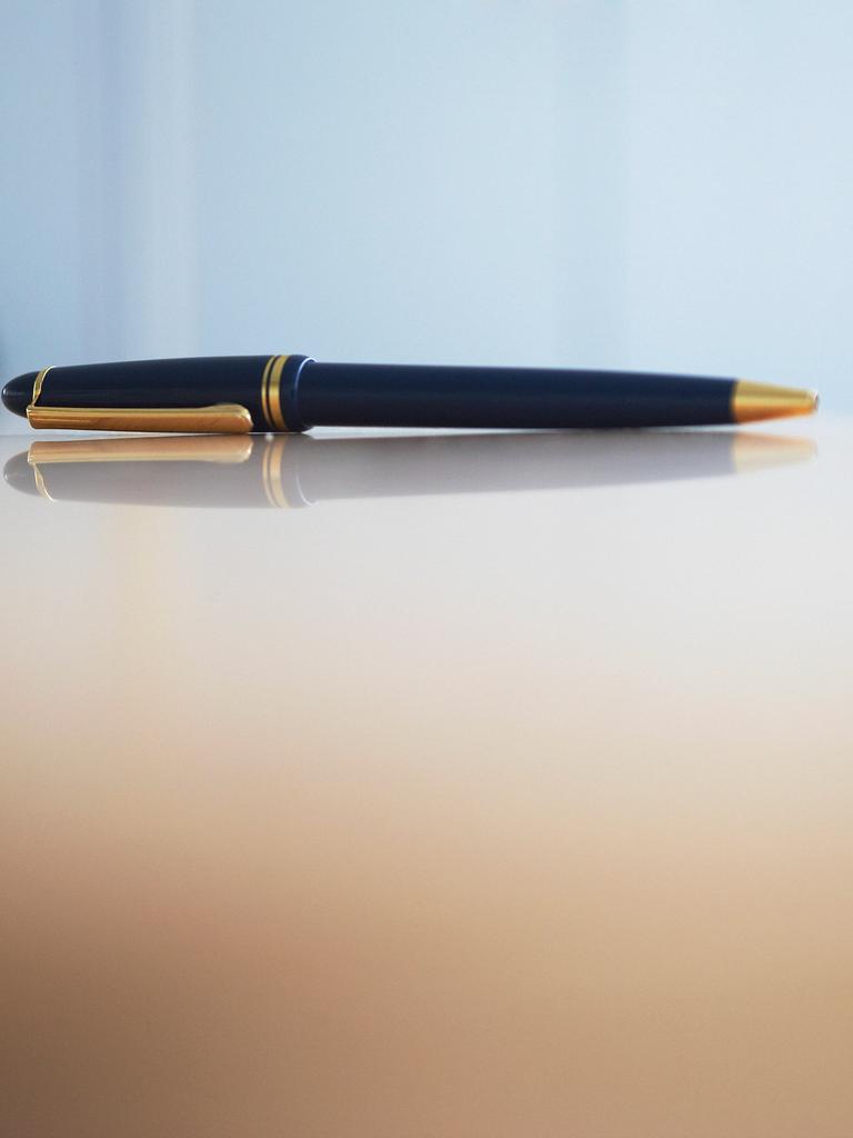 Ein Kugelschreiber liegt auf einem Konferenztisch