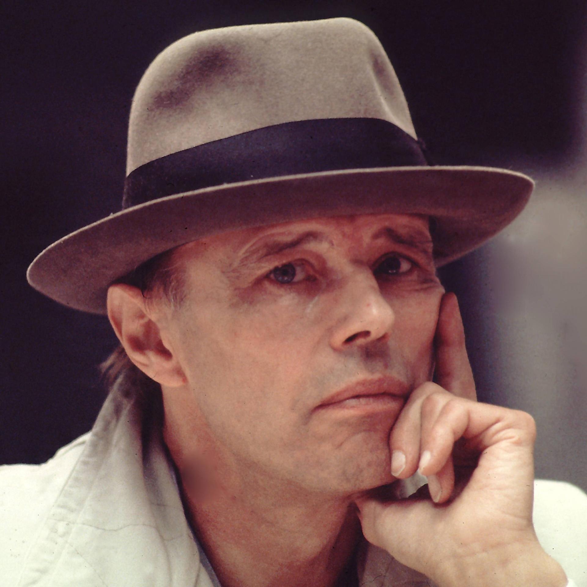 Joseph Beuys - Ein umstrittener Jahrhundertkünstler Joseph Beuys - Ein umstrittener Jahrhundertkünstler