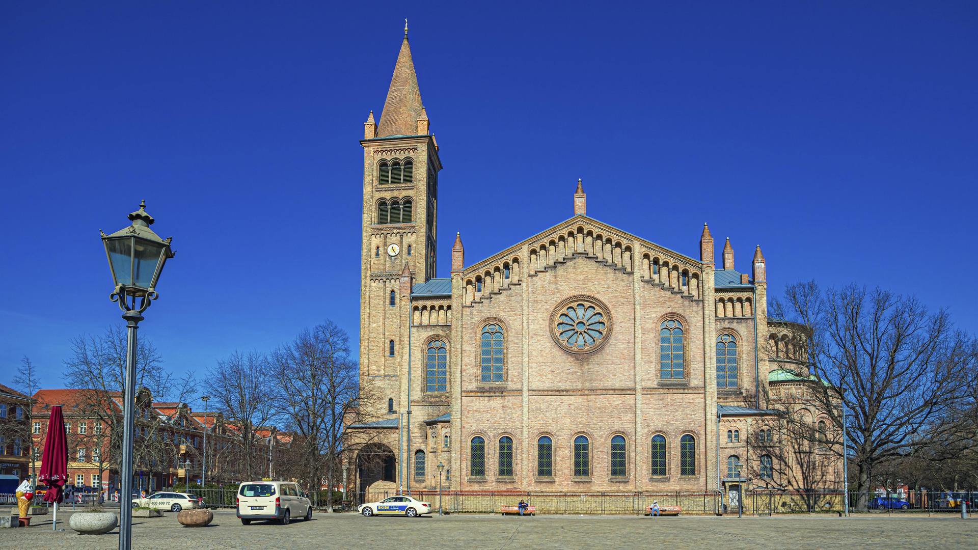 Kirche St. Peter und Paul auf dem Bassinplatz in Potsdam, Deutschland, Europa Kirche St. Peter und Paul auf dem Bassinplatz in Potsdam, Deutschland, Europa