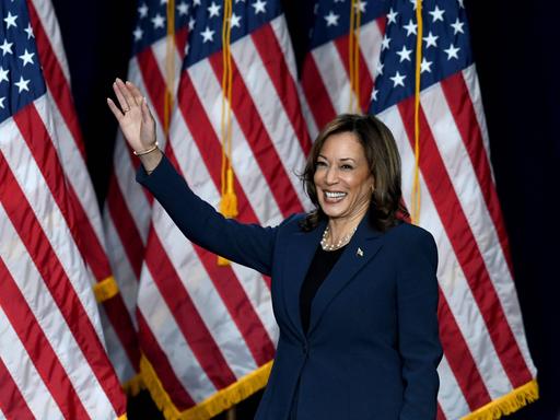 July 23, 2024, West Allis, Wisconsin, USA: Vize Präsidentin Kamala Harris hält eine Rede während ihrer Kampagne in einer High School.