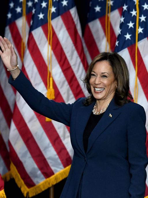 July 23, 2024, West Allis, Wisconsin, USA: Vize Präsidentin Kamala Harris hält eine Rede während ihrer Kampagne in einer High School.