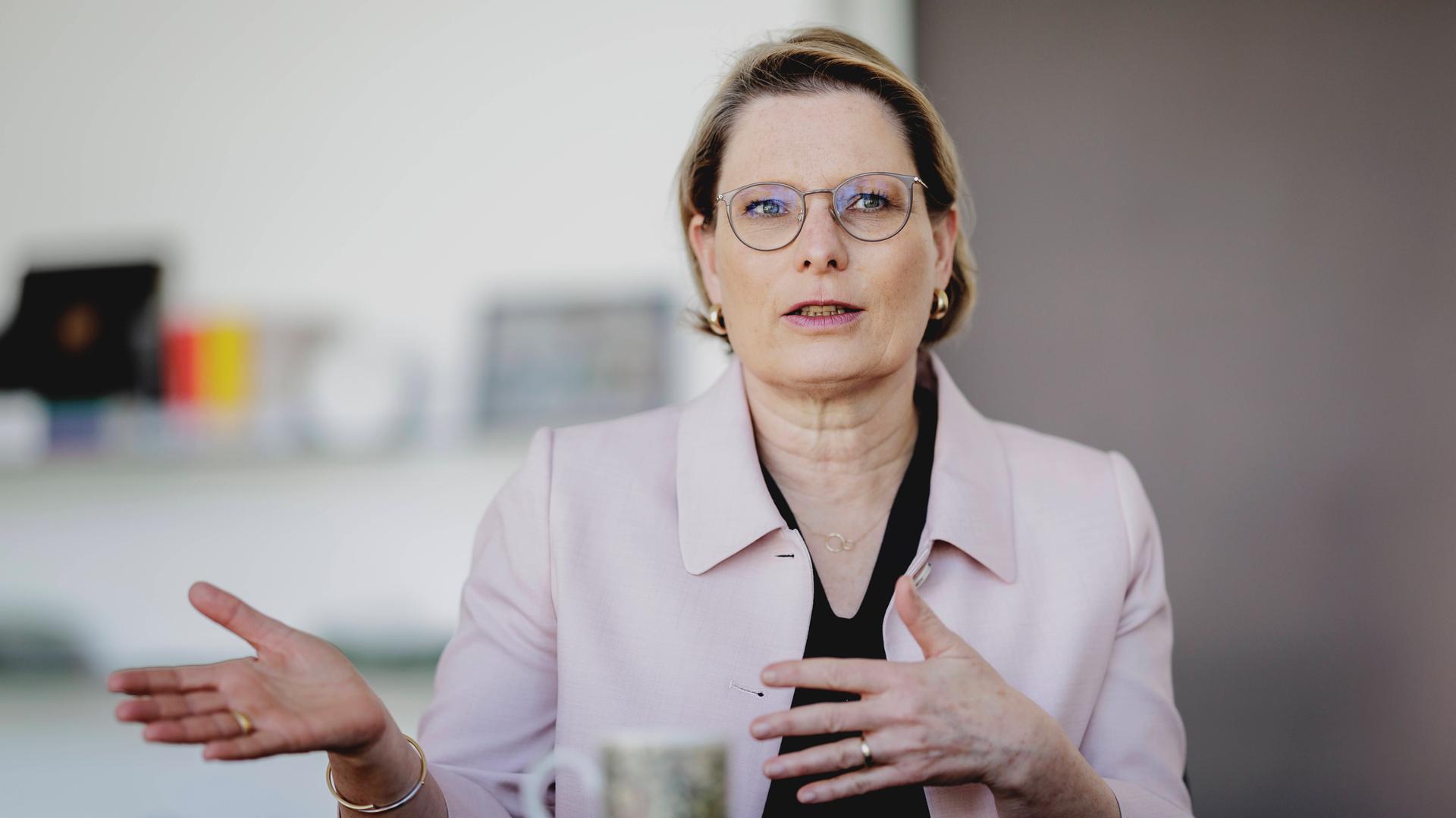 Bundesjustizministerin Stefanie Hubig (SPD) spricht und gestikuliert.