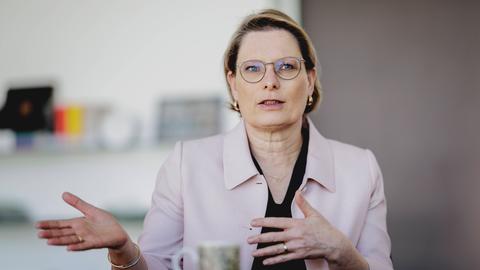 Bundesjustizministerin Stefanie Hubig (SPD) spricht und gestikuliert.