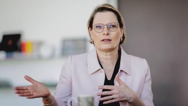 Bundesjustizministerin Stefanie Hubig (SPD) spricht und gestikuliert.