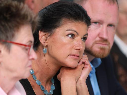 Beim sächsischen Landesparteitag Bündnis Sahra Wagenknecht (BSW) am 18. Mai 2024 in Dresden wird Sabine Zimmermann (l.) zur Spitzenkandidatin des BSW in Sachsen gewählt. Rechst neben ihr ist die Parteivorsitzende Sahra Wagenknecht und dahinter Generalsekretär Christian Leye.