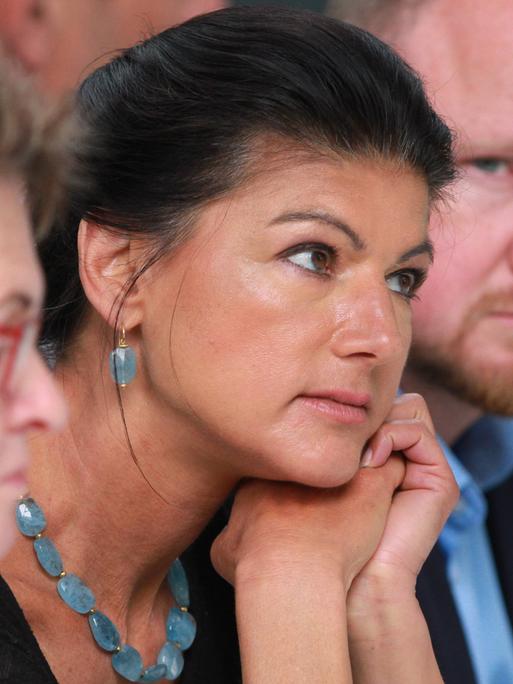 Beim sächsischen Landesparteitag Bündnis Sahra Wagenknecht (BSW) am 18. Mai 2024 in Dresden wird Sabine Zimmermann (l.) zur Spitzenkandidatin des BSW in Sachsen gewählt. Rechst neben ihr ist die Parteivorsitzende Sahra Wagenknecht und dahinter Generalsekretär Christian Leye.