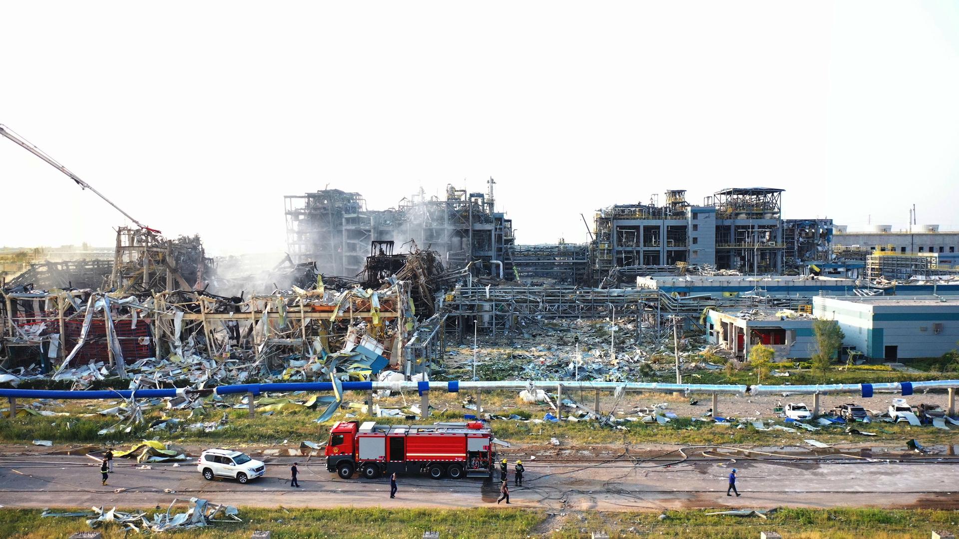 Rettungskräfte bei der Arbeit am Explosionsort eines Chemieunternehmens in der Stadt Gaomi in der ostchinesischen Provinz Shandong. Rettungskräfte bei der Arbeit am Explosionsort eines Chemieunternehmens in der Stadt Gaomi in der ostchinesischen Provinz Shandong.