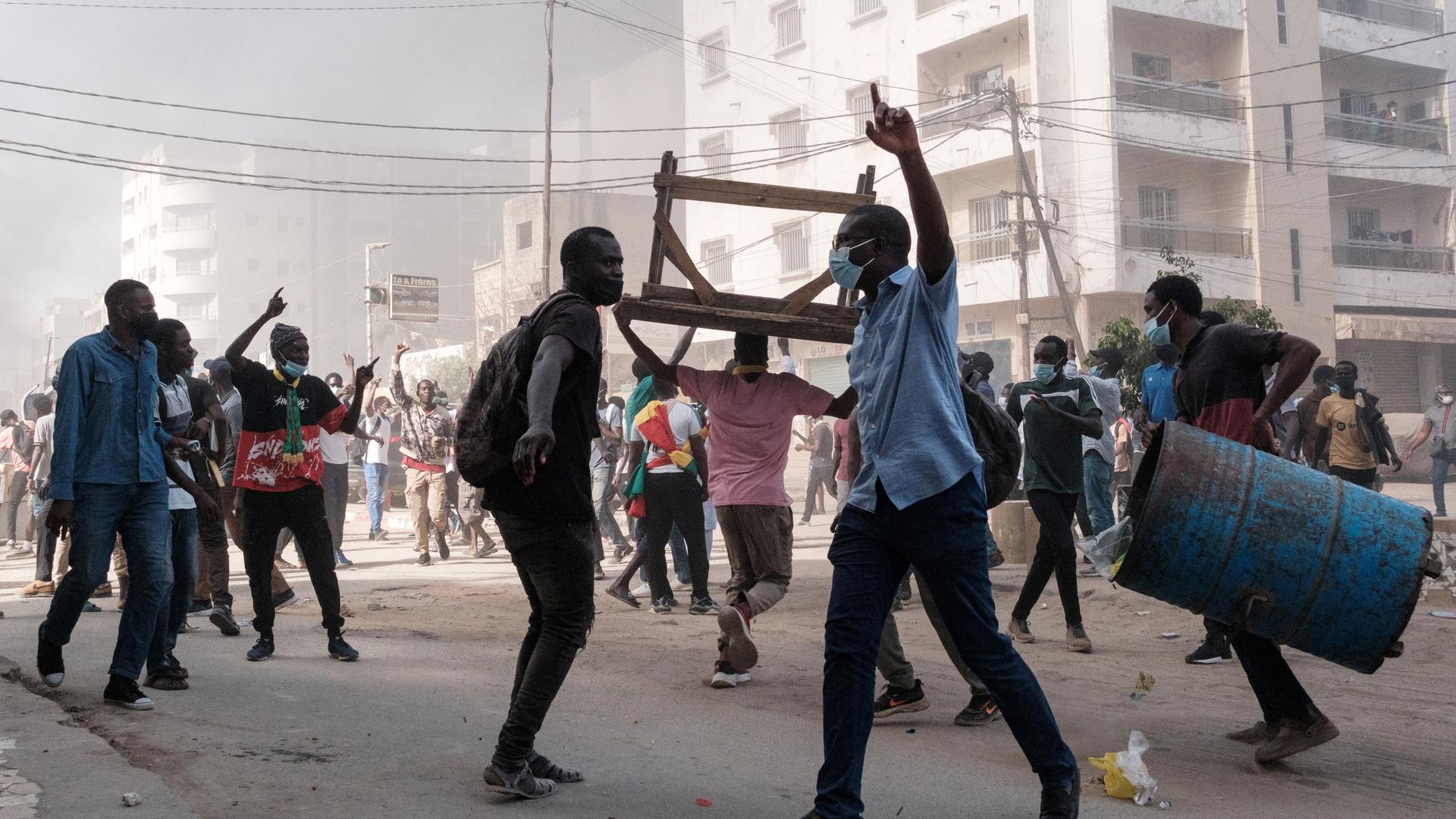Demonstranten auf einer Straße in der senegalesischen Hauptstadt Dakar Demonstranten auf einer Straße in der senegalesischen Hauptstadt Dakar