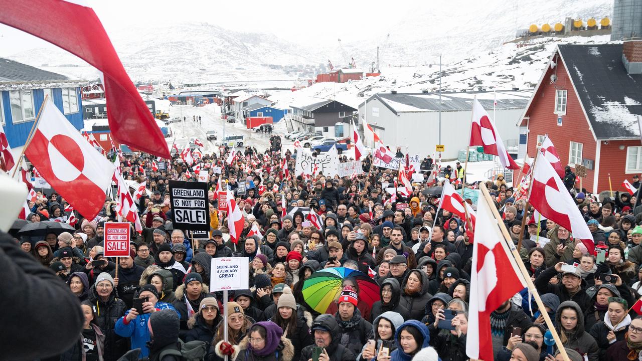In der Hauptstadt Nuuk zogen am 17. Januar 2026 tausende Demonstranten unter Führung von Grönlands Regierungschef Nielsen zum US-Konsulat. Sie demonstrierten gegen die US-Ansprüch auf Grönland.