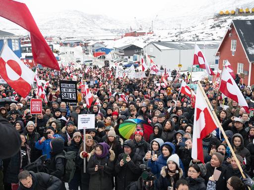 In der Hauptstadt Nuuk zogen am 17. Januar 2026 tausende Demonstranten unter Führung von Grönlands Regierungschef Nielsen zum US-Konsulat. Sie demonstrierten gegen die US-Ansprüch auf Grönland.