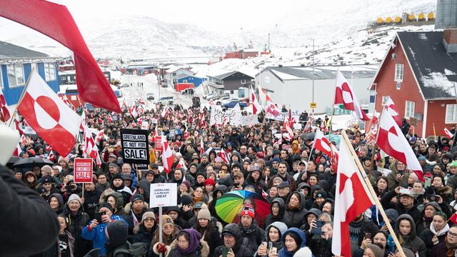 In der Hauptstadt Nuuk zogen am 17. Januar 2026 tausende Demonstranten unter Führung von Grönlands Regierungschef Nielsen zum US-Konsulat. Sie demonstrierten gegen die US-Ansprüch auf Grönland.