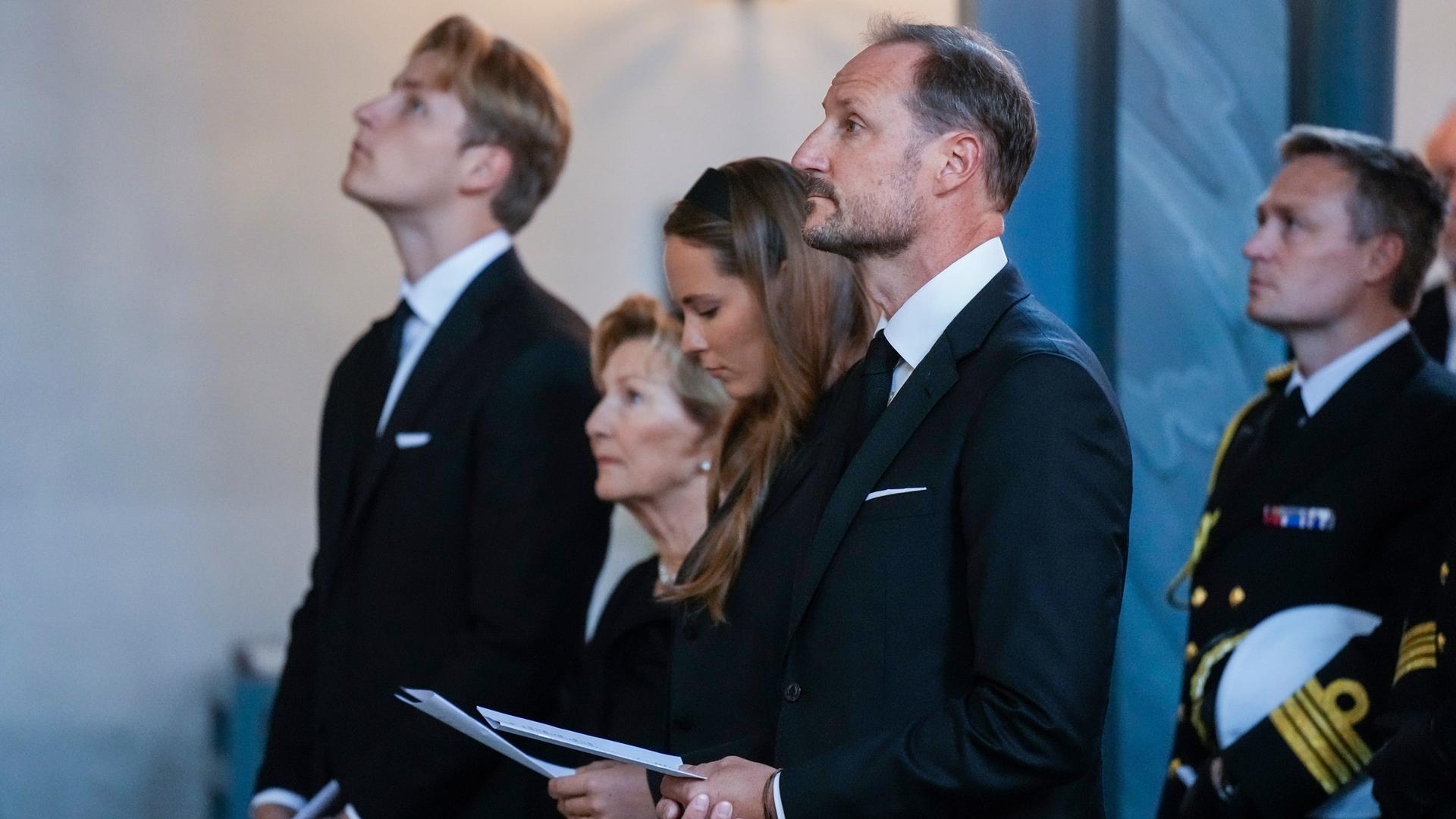 König Haakon, Prinzessin Ingrid Alexandra, Königin Sonja und Prinz Sverre Magnus während der Trauerfeier für König Harald in der Kirche von Asker
