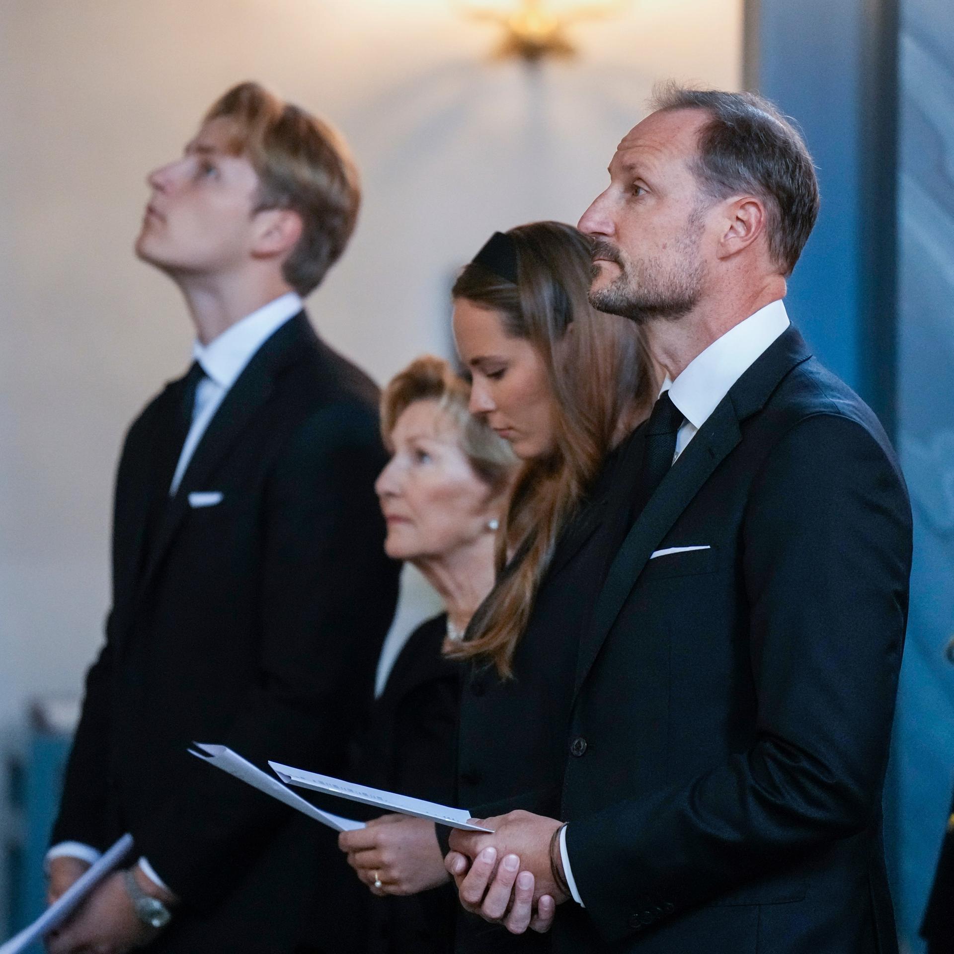 König Haakon, Prinzessin Ingrid Alexandra, Königin Sonja und Prinz Sverre Magnus während der Trauerfeier für König Harald in der Kirche von Asker