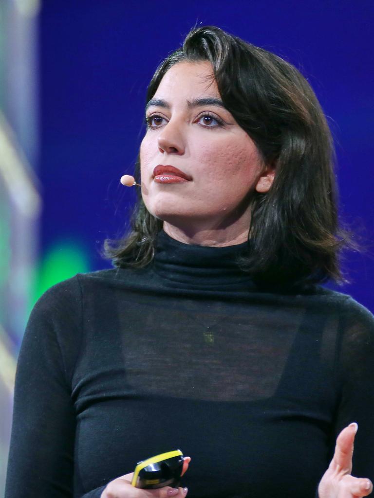 Aya Jaff steht mit einem Headset auf einer Bühne