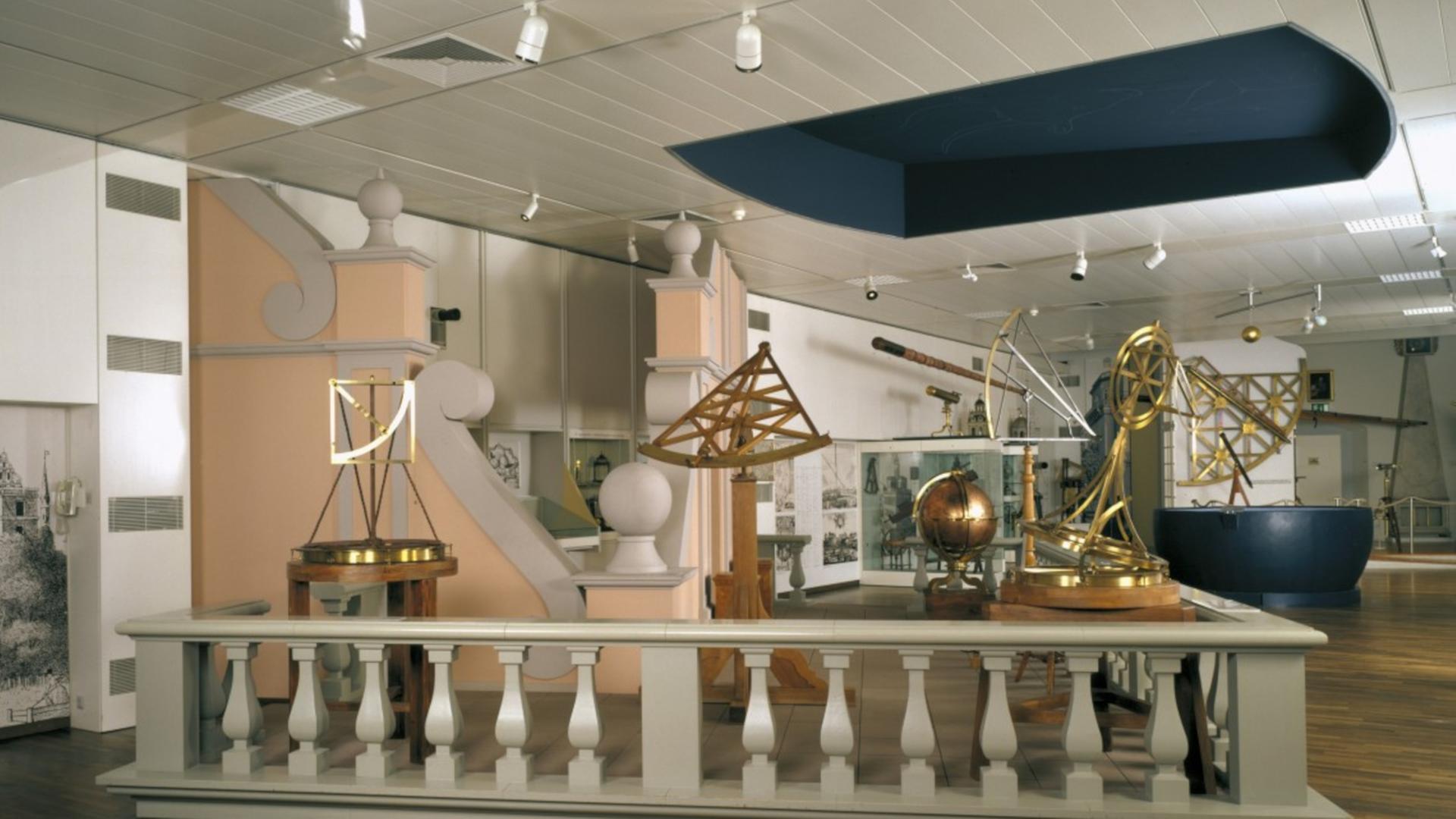 Exponate der einst wichtigsten Sternwarte Europas: das astronomisch-physikalische Kabinett in der Orangerie in Kassel 