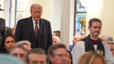 Der designierte Präsident Donald Trump kommt vor der Amtseinführung des Präsidenten zu einem Gottesdienst in der St. John's Church. 