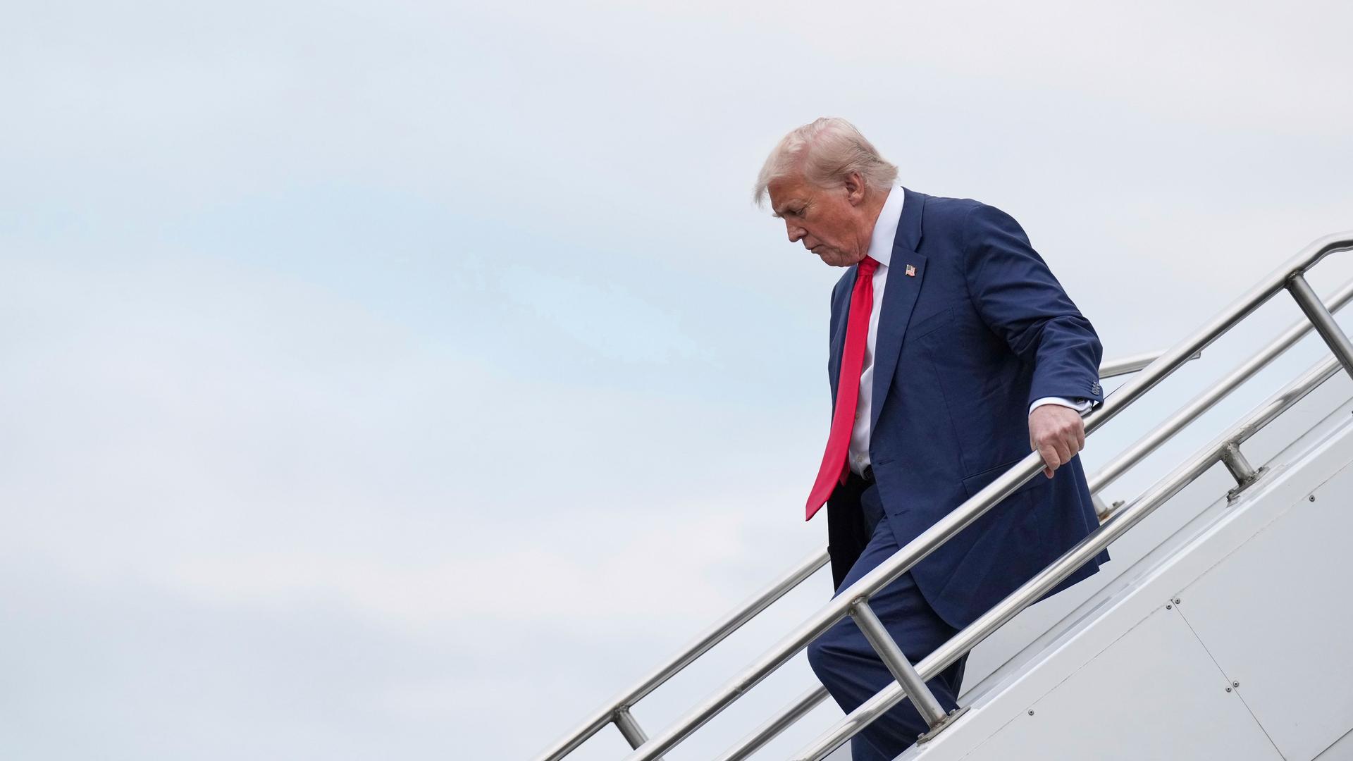 Präsident Donald Trump steigt aus der Air Force One am Flughafen Prestwick in Ayrshire.