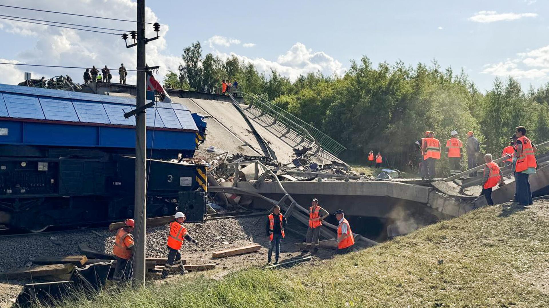 Entgleister Zug und eingestürzte Brücke in der russischen Region Brjansk