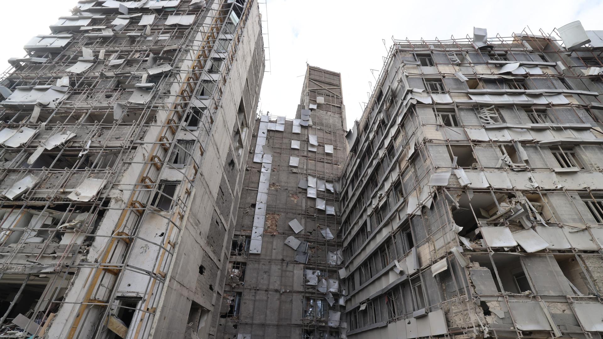 Das Gebäude des Gandhi-Hospitals in Teheran, das starke Zerstörungen aufweist.
