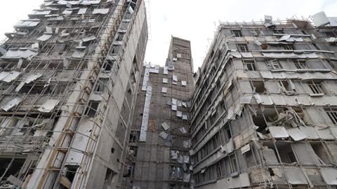 Das Gebäude des Gandhi-Hospitals in Teheran, das starke Zerstörungen aufweist.