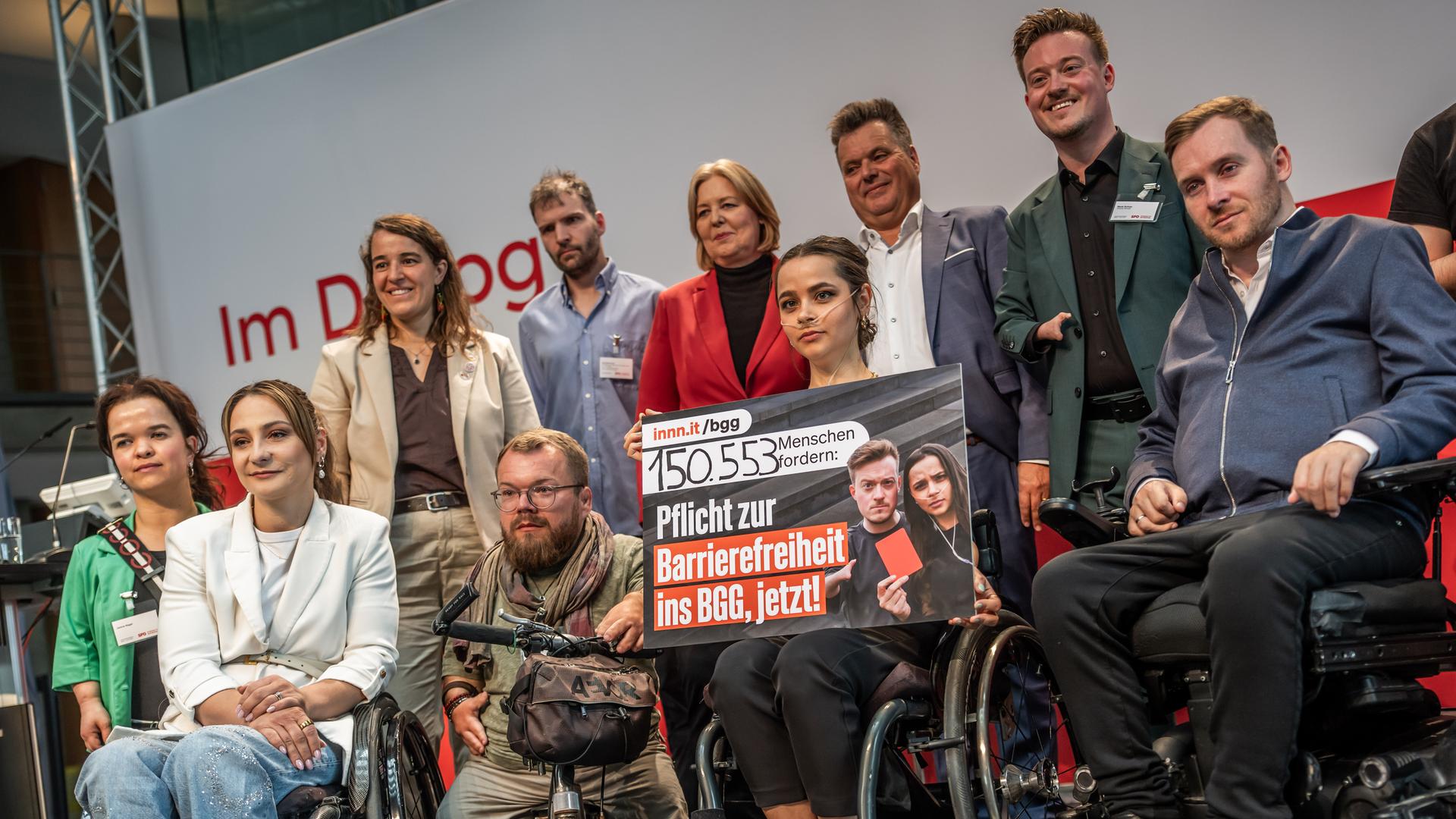 Politikerinnen, Politiker, Aktivistinnen und Aktivisten sind als Gruppe für ein Foto zusammen und lächeln. Politikerinnen, Politiker, Aktivistinnen und Aktivisten sind als Gruppe für ein Foto zusammen und lächeln.