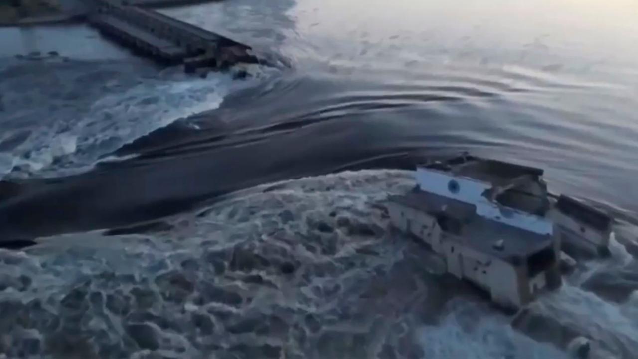 Das Videostandbild zeigt Wasser, das durch einen Durchbruch im Kachowka-Staudamm fließt.