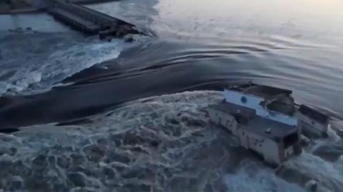 Ukraine: Dieses vom ukrainischen Präsidialamt über AP veröffentlichte Videostandbild zeigt Wasser, das durch einen Durchbruch im Kachowka-Staudamm fließt.