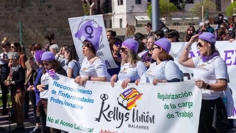 Spanische Hotelputzfrauen demonstrieren am internationalen Frauentag in Palma de Mallorca.