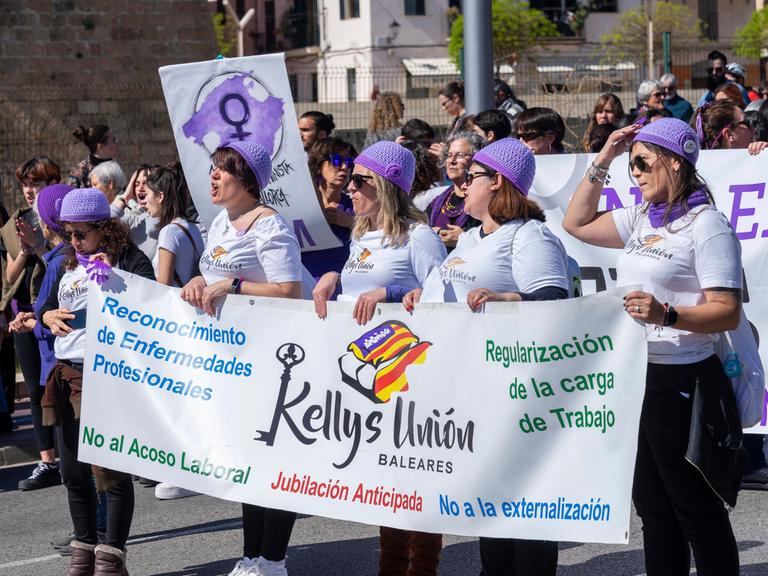 Spanische Hotelputzfrauen demonstrieren am internationalen Frauentag in Palma de Mallorca.