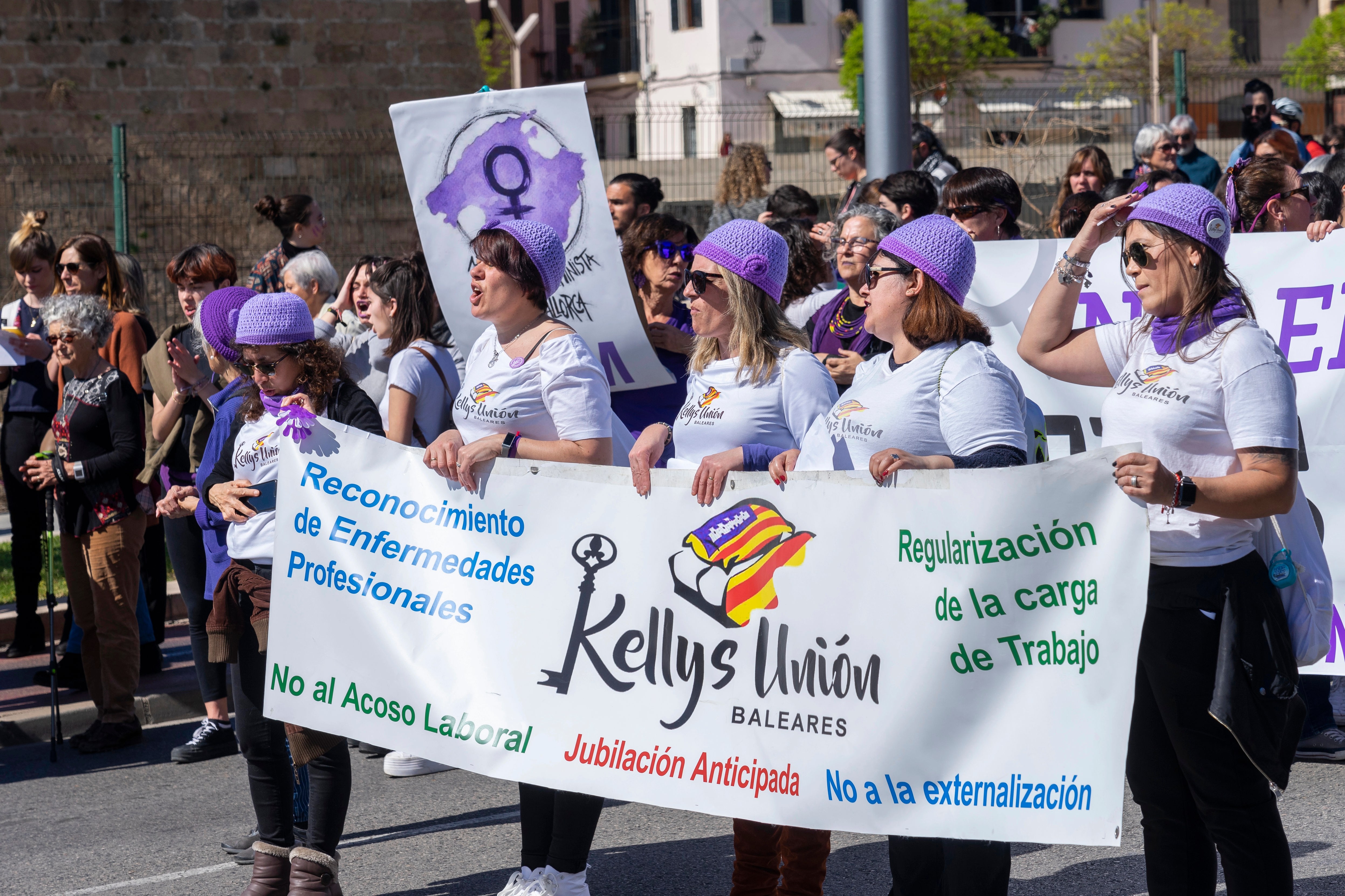 Spanische Hotelputzfrauen demonstrieren am internationalen Frauentag in Palma de Mallorca.