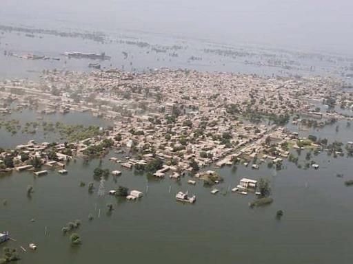 Luftbild von der überschwemmten Stadt Khairpur Nathan Shah in Pakistan 